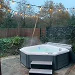 De Elysium 4-persoons Met Bubbelbad Binnen En Buiten Hotspring Bad, Sauna, Sunshower, Stadstuin, Wifi 利费尔德