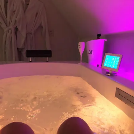 De Elysium 4-persoons Met Bubbelbad Binnen én Buiten Hotspring Bad, Sauna, Sunshower, Stadstuin, Wifi Lievelde
