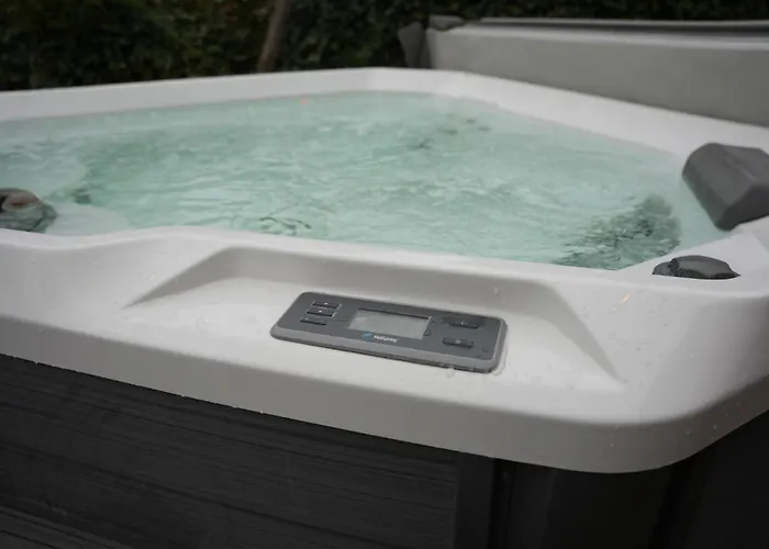 Semesterbostad De Elysium 4-persoons Met Bubbelbad Binnen En Buiten Hotspring Bad, Sauna, Sunshower, Stadstuin, Wifi *